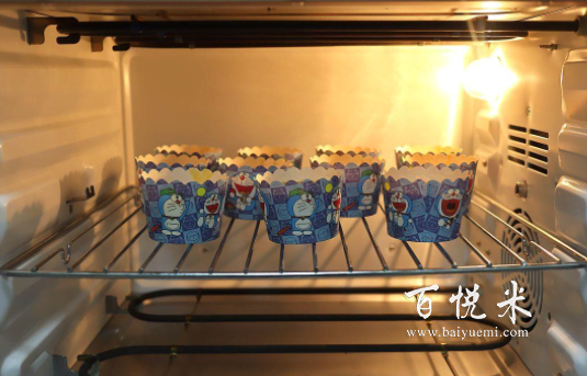 2個(gè)雞蛋做11杯蛋糕,不打發(fā)雞蛋不放黃油,拌一拌就烤蓬松暄軟